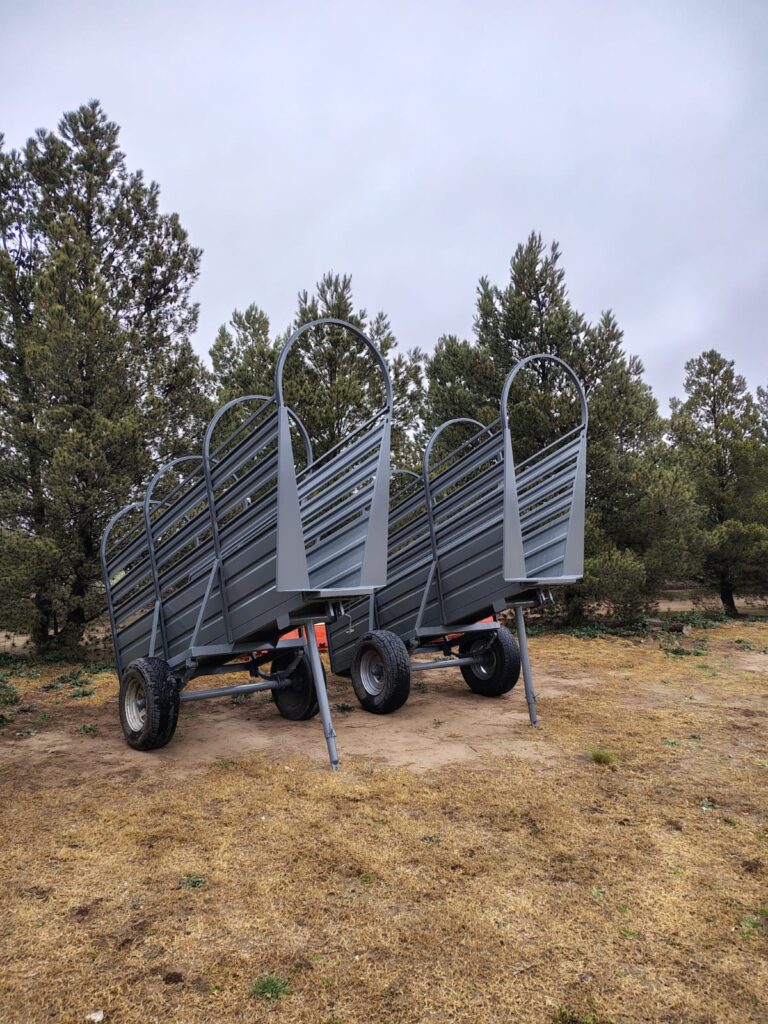 Dos cargadores de hacienda color gris