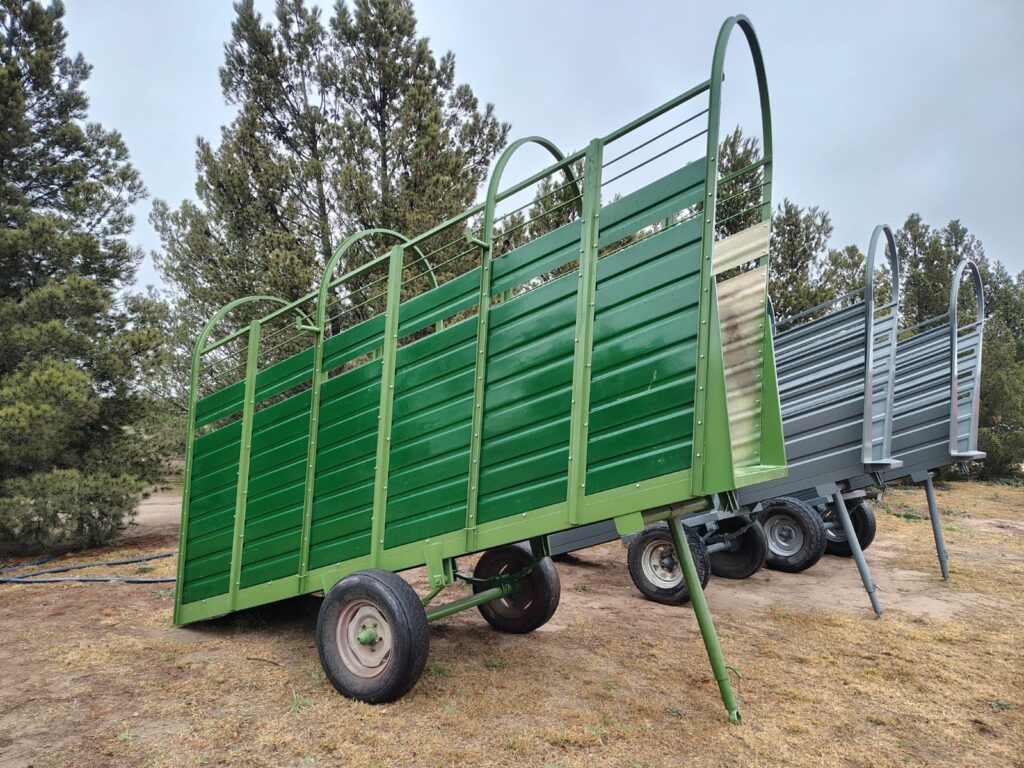 Cargador de hacienda color verde y detrás se ven dos cargadores color gris
